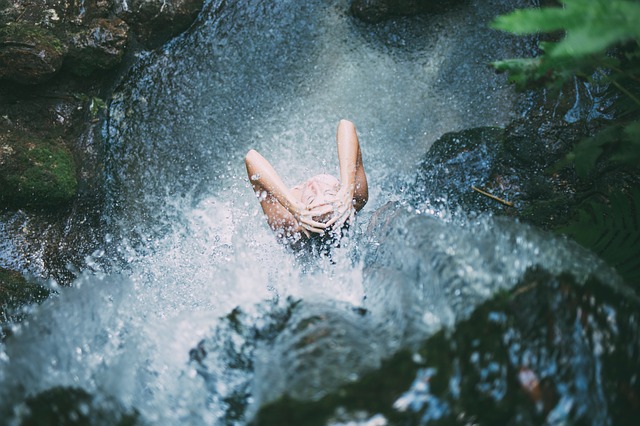 Vodopád padající na ženu, sprcha v přírodě.jpg