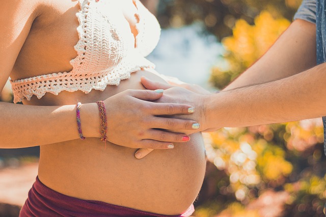těhotenství břicho dotek