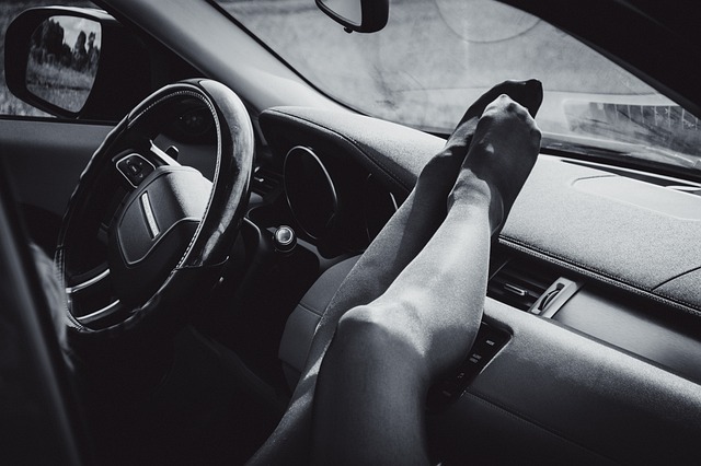 ženské nohy v autě